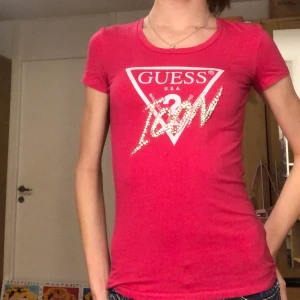 Guess tröja - En mörk rosa tröja från guess. Den är i väldigt bra kvalite inget är förstört på den allt är som nyt. Köpte tröjan från butiken i malmö för 449kr ok har endast använt den 4 gånger. Vid köp av tröjan får du både kvitto och pris lapp och original påsen från butiken. 