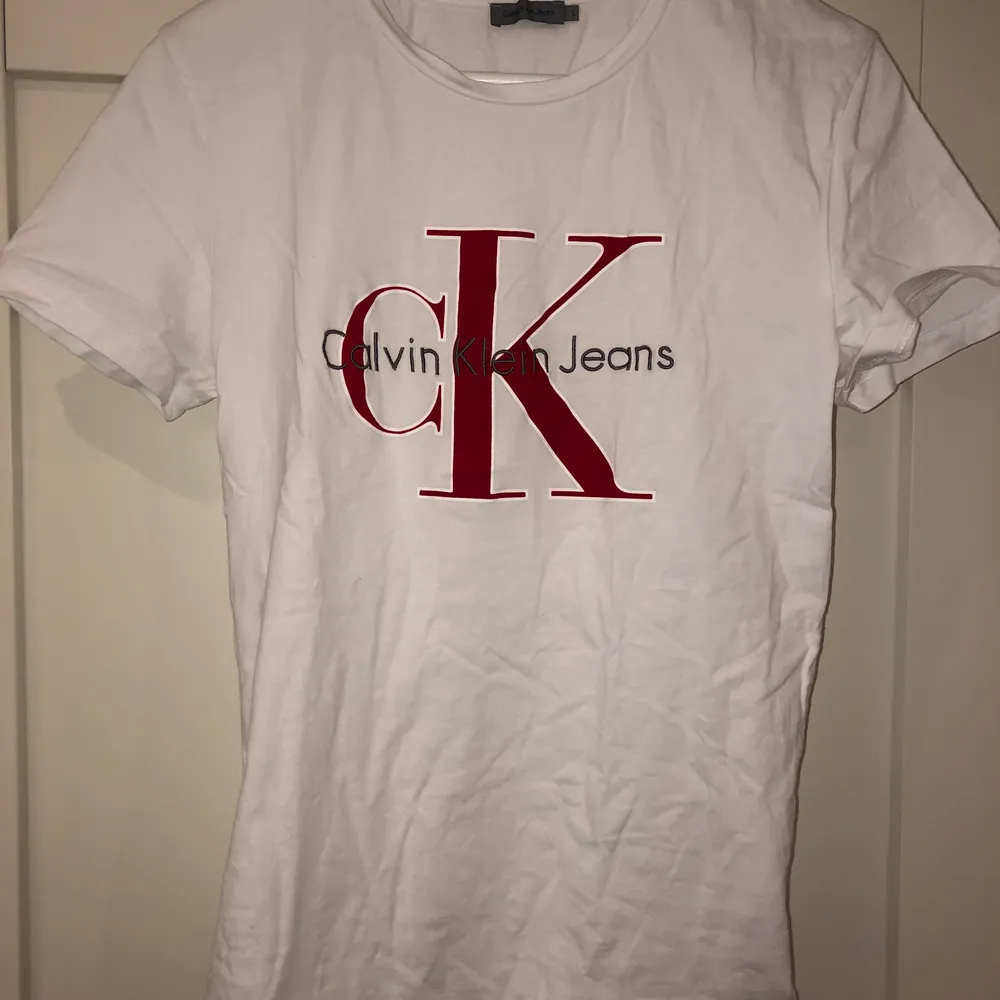 Tshirt från Calvin Klein storlek L men sitter som en M/S på. Använd endast ett fåtal gånger. Jag säljer för 50 kr plus frakt, alltså 113 kr men priset kan diskuteras.. T-shirts.