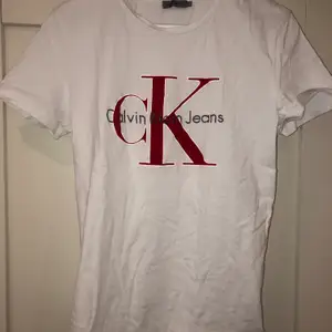 Tshirt från Calvin Klein storlek L men sitter som en M/S på. Använd endast ett fåtal gånger. Jag säljer för 50 kr plus frakt, alltså 113 kr men priset kan diskuteras.
