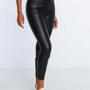 Snygga skinnbyxor  - Snygga skinnbyxor från Ginatricot, köpta förra året men används inte längre. Stl 38, skulle nog säga att den är mer av en 36. Hela och fina, som nya.