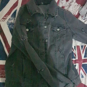 Jeans jacks med hål I  - Grattis frackt 