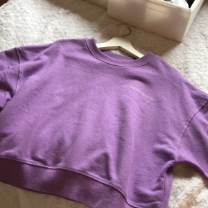 Lila sweetshirt från pull and Bear - Jättefin lila tröja från pull and bear. Använd fåtalet gånger. Har ett litet tryck på bröstet. Storlek M men sitter som S. Väldigt skön. 
