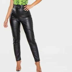 Superfina läder byxor - Använd endast för bilder (bilderna tagna från video, kan skicka videon för bättre kvalitè). Byxorna är för tighta på mig. Köparen står för frakten🤍