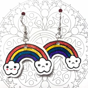 Regnbågs örhängen  - Regnbåge örhängen gjorda av krympplast 🌈✨ Aldrig använda såklart, frakt tillkommer på🍄