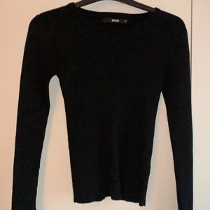 Tröja - Svart glittrig långärmad tröja från bikbok. Passar perfekt till nyår eller fest😍 använd endast 1 gång, superfin och jätteskön tröja. Storlek xs men passar även S