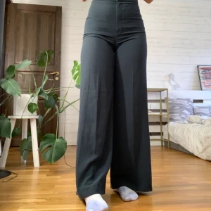 Kostymbyxor - Dessa snygga brallor från H&M storlek xs men passar mig som brukar ha S. 250kr💕