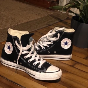 Svarta converse - Jättefina svarta converse i storlek 37,5. Säljer då de tyvärr är försmå för mig. De är i bra skick och har inga skador eller slitningar. Be gärna om fler bilder eller skriv med frågor :) Budgivning om fler är intresserade. HÖGSTA BUD JUST NU: 320 inkl. frakt. Köp direkt för 400 inkl. frakt