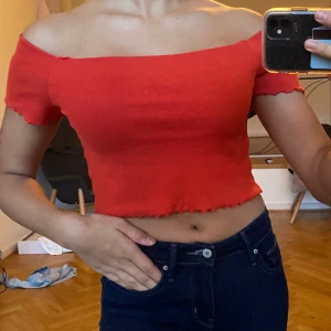 Röd topp ifrån Monki - En fin ribbad röd croppad topp ifrån Monki. Köpt för 200kr i stl S, säljer då det inte är min stil längre. Bara att skriva för fler bilder/frågor.