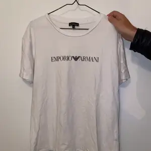 En till äkta Armani tröja som inte kommer till användning tyvärr. Även denna är i ett superfint skick. Det står storlek 48 men är som en L. Köparen står för frakt💞