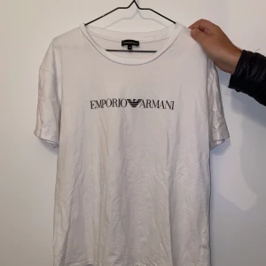 Armani tröja - En till äkta Armani tröja som inte kommer till användning tyvärr. Även denna är i ett superfint skick. Det står storlek 48 men är som en L. Köparen står för frakt💞