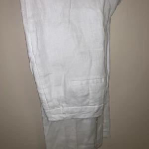 linnebyxor - Oanvända linnebyxor med prislapp kvar  i storlek S, byxans modell är rak och högmidjad, nypris 600kr 