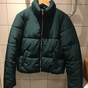 Vinterjacka - Fluffig skön jacka från Vero moda, jacqueline de yong. Mycket fint skick, inte använd många ggr. Vacker mörkt grön färg, petroleumgrön typ? Säljes pga flytt och behöver bli av med kläder. Kan posta eller hämtas i Örebro. 