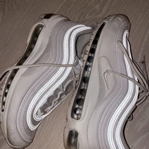 Skor  - Säljer nu mina Nike air max 97! Eftersom dom inte har kommit till användning köpta för ungefär ett år sen och använda 3 gånger jätte fint skick💕  kan mötas upp i Sthlm 