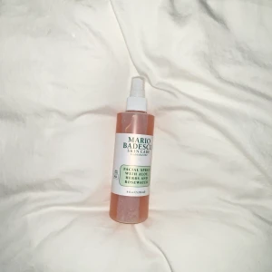 Facial spray - Mario Badescu Facial Spray (rose water) NYPRIS 169kr 💞💞 Super bra hudvårdsmärke, men säljer pga upptäckte att jag typ va allergisk mot den:(.... Så bara testad