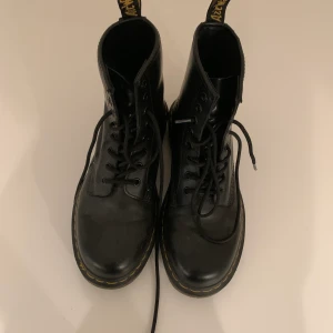 Dr Martens kängor - Säljer mina Dr Martens kängor i storlek 38! Använda ca 10 ggr och är lite slitna baktill.  LEDANDE BUD: 750 kr