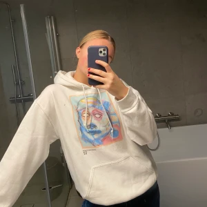 Snygg hoodie  - Säljer min nästan oanvända hoodie från BOR, sjukt snygg och passar både tjejer och killar! Ordinariepris 500kr