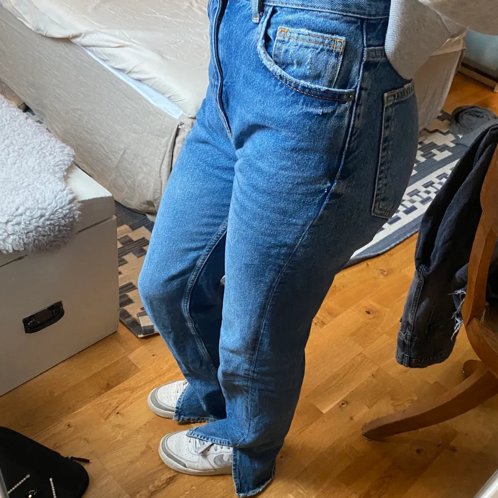 Säljer dessa underbara jeans!!❤️ Raka jeans med slits från pull and bear✨✨köpta för 400kr och knappt använda då de är för långa på mig🌟. Jeans & Byxor.
