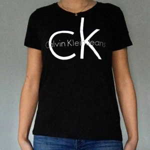 Calvin Klein T-shirt  - T-shirt i storlek M. Säljer då den sällan kommer till användning. Köparen står för frakten. 