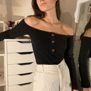 Topp - Offshoulderbody från missguided, sitter mycket bra och fin i passform.