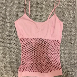 Fishnet topp - Rosa y2k fishnet linne💕 supergulligt och i toppskick. Storlek står ej men skulle säga att den är en XS/S! Köparen står för frakt💗🌈🪐
