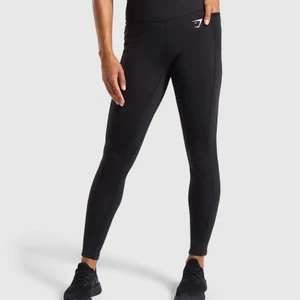 Gymshark Dreamy leggings - Svarta dreamy 2.0 leggings som är slutsålda på hemsidan i storlek M. Liiite slitningar mellan benen men inget som är trasigt eller stör och syns 