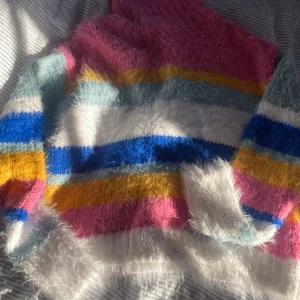 Stickad tröja - Världens finaste stickade tröja med härliga färger. Extremt skön, kliar inte. Köpt på BikBok för ett tag sedan. Fint skick! Sitter oversized på mig som är S.