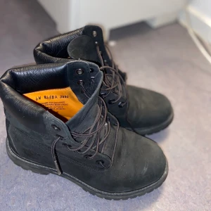 Timberlands svarta - Knappt använda timberlands inköpa förra året. De har mest stått så de är i fint skick. 