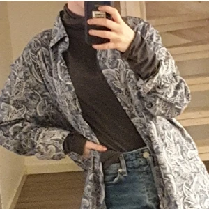 Super snygg mönstrad skjorta från dressman - ⚠️Om du letar efter skjortor just nu så säljs det många på min profil⚠️                                                                      köpt från dressman och är i second hand skick, doxk är inget slitet och den har ej fläckar. Köpare tår för frakt: 44kr