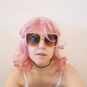 Rosa syntet-peruk - Mörkrosa syntet-peruk. Färgen liknar mest färgen på bilden i mitten. Aldrig använd, bara testad. Hårnät medföljer. Frakt på 44 kr tillkommer 