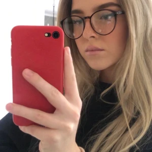 Rött skal till iPhone 8 från holdit! - Superfint skal från holdit som funkar till iPhone 8, har för mig att det även passar till några andra modeller. Använt under en period men inga anmärkningar. Säljer eftersom jag har ny mobil! Köparen står för frakten som tillkommer 💖