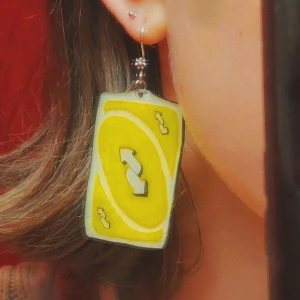 uno reverse örhängen :) - hemmagjorda uno-örhängen av krympplast