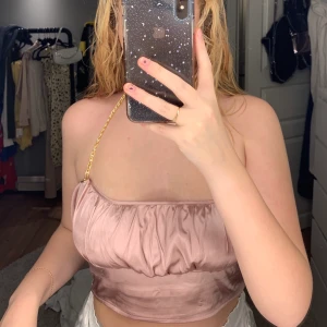 Linne - Säljer denna skit snygga top, säljer på grund av att jag aldrig använt den. Är i storlek L men passar S/M. Köparen står för frakt