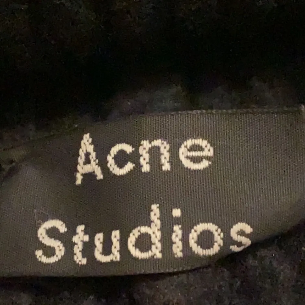 Acne studios mössa som är använd ett fåtal gånger men ligger nu mera bara utan att komma till användning. Högsta bud + frakt tillkommer 💖 storlek: One Size. Övrigt.