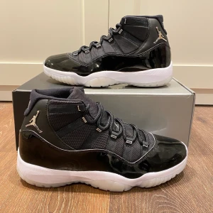Air Jordan 11 Jubilee - Nu säljer jag dessa Jordan 11 som är de officiella 25-års jubileum skorna. Skick: 10/10. Liten i storlek (45). Orginalbox medföljer. Skriv privat om du har några funderingar!😊