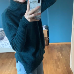 Supermysig stickad tröja  - Sitter bra oversized, jag tycker inte att den kliar utan den är perfekt varm och mysig. Den är mörkgrön med härlig turtleneck. Är en xs men tycker att den är oversized som sagt, jag är 176 och bär vanligtvis S.