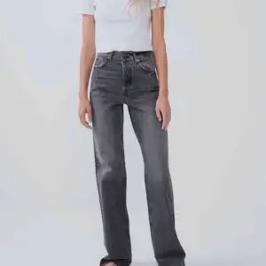 Säljer dessa populära zara jeans! Fint skick, bud från 300kr🌸