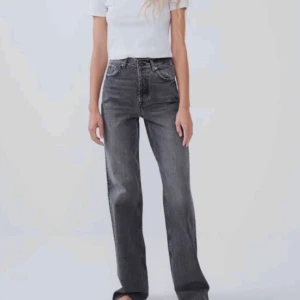 Zara jeans wide leg - Säljer dessa populära zara jeans! Fint skick, bud från 300kr🌸