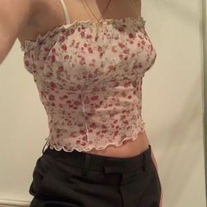 Blommigt linne - Sött linne som jag köppte på uo i somras, bara andhämtning va 2 ggr för jag bytt stil. Är stretchiga och har justerbara band, så passar nog både xs, s och m men blir mer croppad på s & m☺️