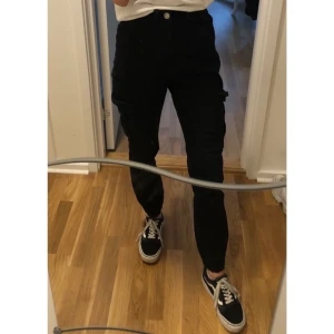 Svarta cargo byxor från bikbok - Märke : Bikbok  Typ : Byxor  Storlek : 36  Modell : Cargo  Färg : Svart  Kroppstyp : Kvinna  Skick: begagnade, bra skick   Byxorna har sidofickor