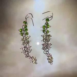 Örhängen  - Ett par handgjorda örhängen med gröna glaspärlor i olika nyanser✨✨ kroken är i silvertråd❣️(frakten ingår i priset)❣️                                                                                —————————————————————                                                                                  Kika gärna in på min profil, säljer en massa olika handgjorda smycken💃🏼 perfekt till dig själv eller i present till någon❣️✨