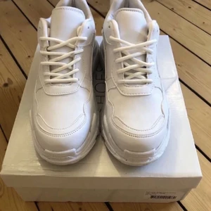 Skor från Nelly  - Skor från Nelly i storlek 37. Använda fåtal gånger men används tyvärr inte lämgre. Dom är i bra skick. 💞