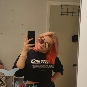 Rosa/roséguld Solglasägon - De kan va lite repiga men inget som påverkar. Har andvänt dem en sommar men sen har de legat i e lödda . Köpte dom för 200 men säljer dom för 100(frakt ingår i priset)