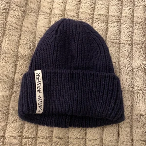 Carin Wester mössa - Mörkblå stickad mössa från Karin Wester. Nyskick💕