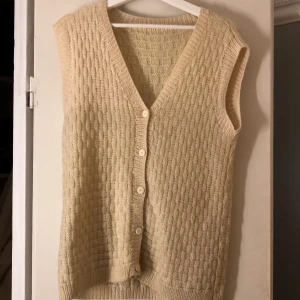 Beige väst - Superfin beige väst köpt här på Plick! Har tyvärr inte kommit till användning. Om flera är intresserade blir det budgivning i kommentarerna! Frakt står köparen för 💛