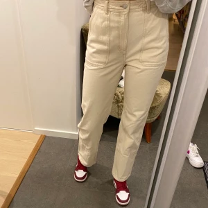 Jeans från Weekday - Äggvita jeans ifrån Weekday. Fina jeans med detaljer på fram och bakfickorna i fint skick. Jag är ca. 174 cm och jag tycker dom är något korta på mig, men det beror på hur man vill att dom ska sitta. I priset är frakt inkluderat. 