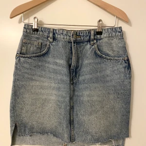 JEANSKJOL - Jeanskjol från H&M. Använd endast 2-3 gånger