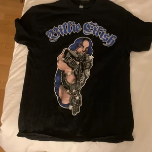 BILLIE EILISH T SHIRT (blohsh) - Köpt på Billie eilish konsert, den är i bra skick!