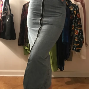 diesel jeanskjol - Figurformad lång jeanskjol med blixtlås. Vintage. Står att det är storlek 38 men jag skulle säga en 34/xs-s då den är relativt liten på en 36-38 som visas på bilden. 