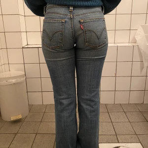 Boot cut jeans - Super snygga och trendiga boot cut jeans från Levi’s. Fint skick, skriv till mig vid intresse<33
