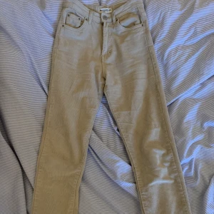 Manchester mom”jeans” - Säljer mina högmidjade manchester mom”jeans” i beige! Såååå sköna, trendiga och snygga! Tyvärr har de bruna lerfläckar på baksida vad, men de syns inte så mycket om man inte tänker på det ✨✨